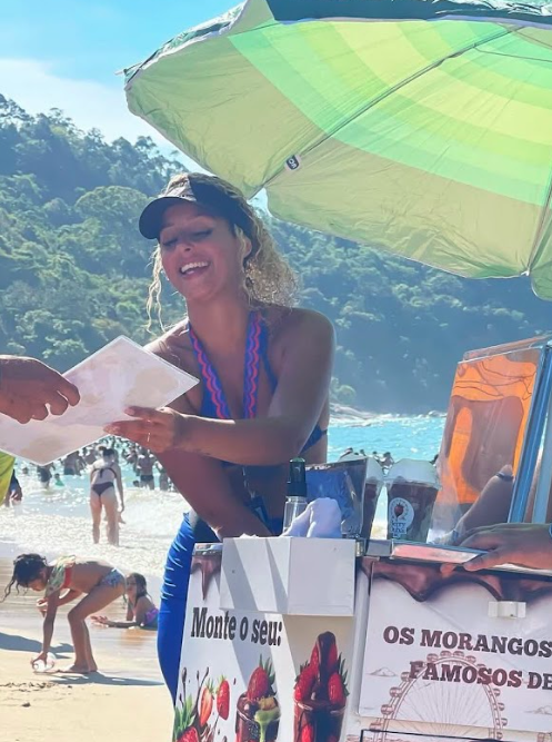 Atendimento na barraca de morangos na praia