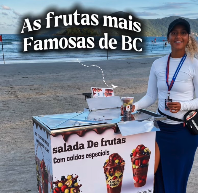 Operação vendendo copos de frutas na praia de BC