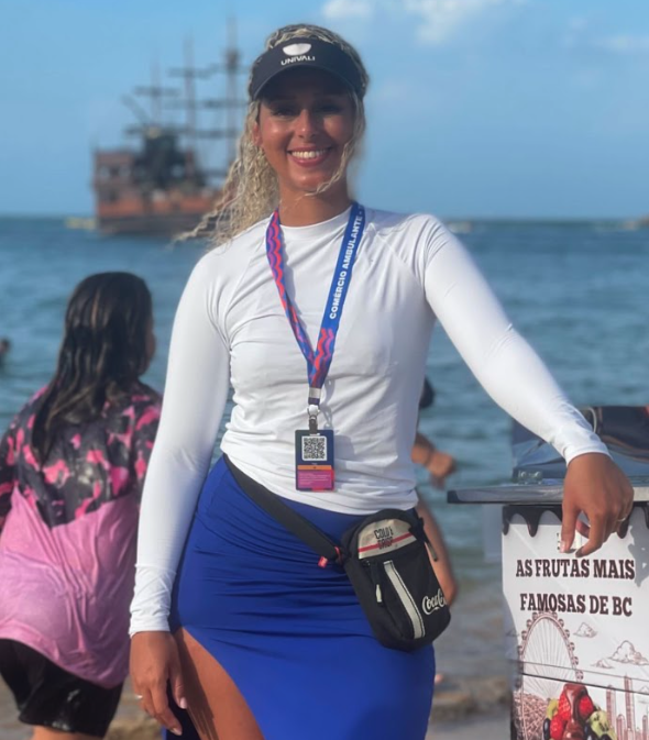 Fundadora na praia com pochete de vendas Berry Dubai